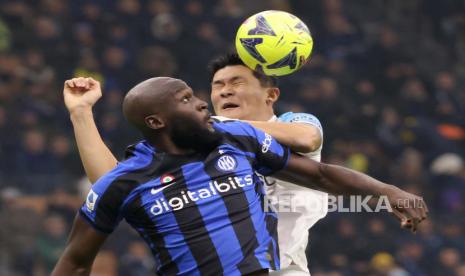 Romelu Lukaku (Kiri) dari Inter Milan menantang Mon-Jae Kim dari Napoli selama pertandingan sepak bola Serie A Italia antara FC Inter dan SSC Napoli, di Milan, Italia, Rabu(04 Januari 2023).