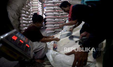 Sejumlah pekerja memasukkan beras ke dalam karung di Pasar Induk Cipinang , Jakarta, Selasa (27/10). Menteri Pertanian Syahrul Yasin Limpo menyatakan bahwa stok beras pada akhir tahun secara akumulatif bakal mencapai 7,45 juta ton. Volume ini akan menjadi stok awal pada 2021.Prayogi/Republika