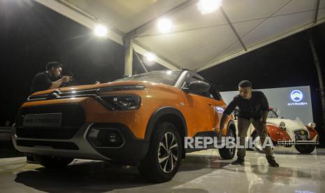 Pengunjung melihat produk baru mobil Citroen di Jakarta, Selasa (4/10/2022). PT Indomobil Wahana Trada yang merupakan anak perusahaan Indomobil Group bekerjasama dengan Stellantis memperkenalkan merek Citroen ke Pasar Indonesia pada 2023. Kemitraan ini meliputi pengembangan merek, penjualan, dan purna jual mobil-mobil Citroen.