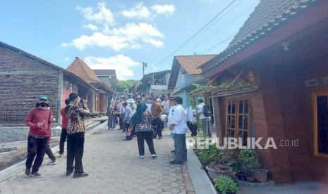 Peserta Media Field Visit melihat langsung kondisi lingkungan Desa Penawangan, Kecamatan Pringapus, Kabupaten Semarang, Jawa Tengah, Kamis (8/6). Program Konsolidasi Tanah dan Penataan Kementerian ATR/BPN Telah Mengubah Kualitas Lingkungan Desa ini.