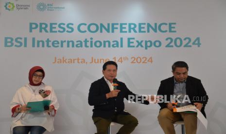 Direktur Utama BSI Hery Gunardi (tengah) menyampaikan paparan didampingi Direktur Compliance Human Capital BSI Tribuana Tunggadewi (kiri) dan Direktur Sales & Distribution BSI Anton Sukarna (kanan) saat konferensi pers BSI International Expo di Jakarta, Jumat (14/6/2024). PT Bank Syariah Indonesia Tbk. (BSI) akan menggelar BSI International Expo 2024 yang akan diikuti lebih dari 270 tenant para pelaku usaha halal dalam dan luar negeri, serta potential buyer dari 20 negara. Hal ini sebagai wujud komitmen BSI untuk memperkuat ekosistem halal nasional dan menjadikan Indonesia tuan rumah ekonomi syariah di negeri sendiri.