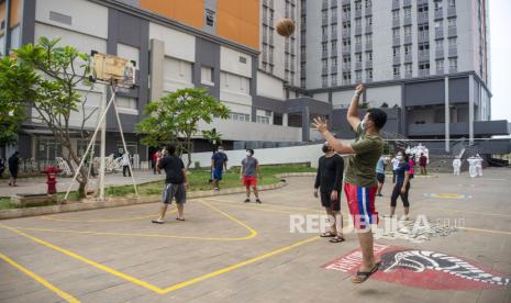 Sejumlah pasien yang terkonfirmasi positif COVID-19 bermain bola basket di Rumah Sakit Darurat COVID-19 (RSDC) Wisma Atlet, Kemayoran, Jakarta, Selasa (17/8/2021). Satgas Penanganan COVID-19 melaporkan per 17 Agustus 2021 terdapat 20.741 tambahan kasus positif COVID-19 baru sehingga menjadi 3.892.479 kasus, 32.225 kasus sembuh menjadi 3.414.109 kasus, dan 1.180 kasus meninggal akibat COVID-19 menjadi 120.013 kasus. 