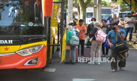 Pemudik memasukkan tas ke bagasi bus (ilustrasi). Masyarakat diimbau membeli tiket bus mudik di agen resmi.