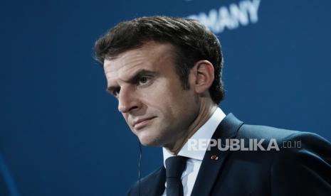 Presiden Prancis Emmanuel Macron saat konferensi pers bersama dengan Kanselir Jerman Olaf Scholz dan Presiden Polandia Andrzej Duda, Selasa, 8 Februari 2022 di Berlin. 