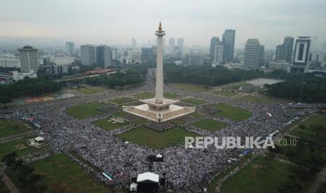 Ribuan warga mengikuti Aksi Damai Aliansi Rakyat Indonesia Bela Palestina di Monas, Jakarta, Ahad (5/11/2023). Aksi yang diikuti massa dari lintas agama itu mengecam serangan Israel ke Palestina. 