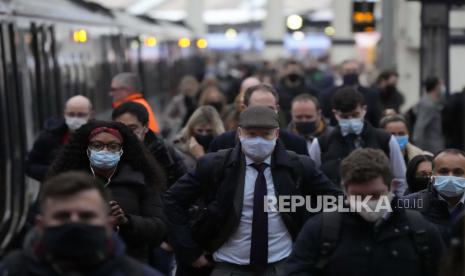 Orang-orang turun dari kereta api pada jam sibuk pagi hari di stasiun kereta Waterloo di London, (ilustrasi). Mulai tanggal 5 September, Inggris akan mulai menawarkan vaksinasi booster musim gugur Covid-19.