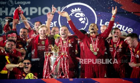 Selebrasi juara Liverpool seusai mengalahkan Chelsea pada laga terakhir Liga Primer Inggris 2019/2020, Kamis (23/7).