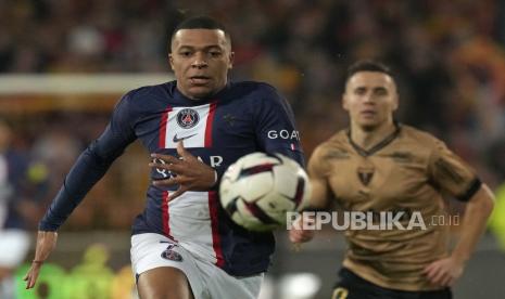  Kylian Mbappe dari PSG mengejar bola pada pertandingan sepak bola Liga Satu Prancis antara Lens dan Paris Saint-Germain di stadion Bollaert di Lens, Prancis, Senin dini hari WIB. 