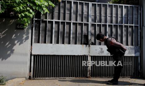 Polisi mengintip rumah Ketua KPK Firli Bahuri di Jalan Kertanegara, Kebayoran Baru, Jakarta, Kamis (26/10/2023). Penggeledahan tersebut diduga terkait kasus dugaan pemerasan mantan Menteri Pertanian Syahrul Yasin Limpo oleh Ketua KPK Firli Bahuri. Selain di Kertanegara, rumah Ketua KPK Firli Bahuri di Perumahan Villa Galaxy, Bekasi, Jawa Barat, juga digeledah oleh Polisi.