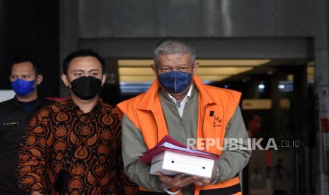 Terdakwa mantan Wali Kota Yogyakarta Haryadi Suyuti (kanan) berjalan menuju mobil tahanan usai menjalani sidang perdana secara virtual dari Gedung Merah Putih KPK, Jakarta, Rabu (19/10/2022). Sidang yang digelar di Pengadilan Tipikor Yogyakarta itu beragenda pembacaan dakwaan terkait kasus suap penerbitan Izin Mendirikan Bangunan (IMB) Apartemen Royal Kedathon. 