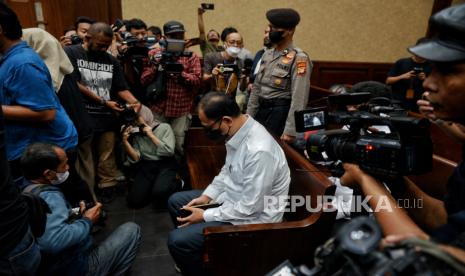 Terdakwa mantan Ditjen Pajak Kementerian Keuangan Rafael Alun Trisambodo bersiap menjalani sidang pembacaan putusan di Pengadilan Negeri Tipikor Jakarta Pusat, Senin (8/1/2024). Majelis Hakim menjatuhkan vonis kepada terdakwa Rafael Alun dengan hukuman 14 tahun penjara, denda Rp500 juta subsider kurungan 3 bulan serta menjatuhkan pidana tambahan berupa uang pengganti sebesar Rp10 miliar karena terbukti bersalah melakukan tindak pidana korupsi menerima gratifikasi dan tindak pidana pencucian uang (TPPU).