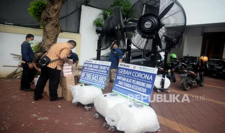 Petugas menanta kardus berisi Alat Pelindung Diri (APD) disela acara penyerahan bantuan APD di Kantor Ikatan Dokter Indonesia (IDI), Jakarta, Selasa (24/3). Republika bersama BPJS Kesehatan dan IDI melakukan penggalangan dana untuk pengadaan APD tenaga kesehatan dalam gerakan gotong royong bantu tenaga kesehatan cegah corona