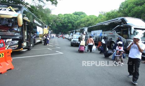 Para pemudik bersiap berangkat saat acara Mudik Bersama BUMN 2023 bertajuk Mudik Dinanti, Mudik di Hati di Plaza Balai Kota Bandung, Selasa (18/4/2023). Kegiatan program mudik gratis Pemkot Bandung bersama holding industri pertahanan BUMN ini diikuti sedikitnya 8.00 peserta dengan tujuan sejumlah wilayah di Jawa Tengah dan Sumatra.