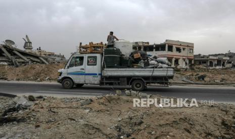 Pengungsi Palestina pergi dengan membawa barang-barang mereka menyusul perintah evakuasi yang dikeluarkan oleh tentara Israel, di Rafah, Jalur Gaza selatan, 10 Mei 2024.