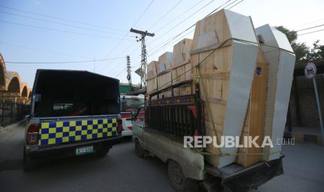 Peti mati diangkut ke lokasi ledakan di sebuah masjid, di Peshawar, Pakistan, Senin (30/1/2023) dini hari. Sedikitnya 28 jemaah tewas dan puluhan lainnya terluka dalam ledakan saat sholat di sebuah masjid yang terletak di garis polisi di Peshawar, Ghulam Ali, Gubernur kata KPK provinsi.