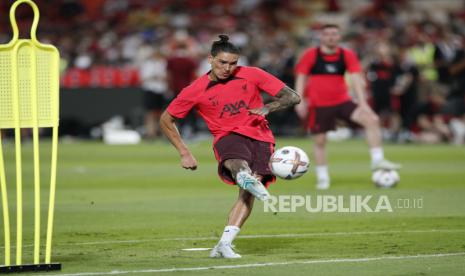 Pemain Liverpool Darwin Nunez tampil selama sesi latihan timnya untuk pertandingan sepak bola tur pramusim antara Liverpool FC dan Manchester United di Stadion Nasional Rajamangala di Bangkok, Thailand, 11 Juli 2022. Liverpool FC menghadapi Manchester United dalam pramusim Piala Century Bangkok pada 12 Juli 2022 di Bangkok. Liverpool kalah 0-4 dari Man United.