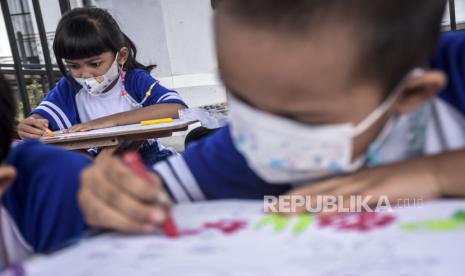 Dokter Tumbuh Kembang Anak RSCM, dr Bernie Endyarni Medise, SpA (K), MPH, menjelaskan agar terhindar dari risiko malnutrisi, beberapa hal harus diperhatikan orang tua terkait pola makan anak.