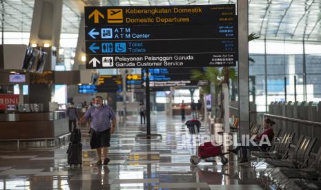 Calon penumpang berjalan di Terminal 3 Bandara Internasional Soekarno-Hatta, Tangerang, Banten, Kamis (9/7/2020). Kepala Badan Pusat Statistik (BPS) Suhariyanto menyatakan wisatawan mulai berdatangan ke berbagai destinasi wisata di Indonesia seiring berlakunya relaksasi Pembatasan Sosial Berskala Besar (PSBB) akibat pandemi COVID-19. Namun, jumlahnya masih mengalami penurunan tajam dibandingkan periode sama tahun lalu.