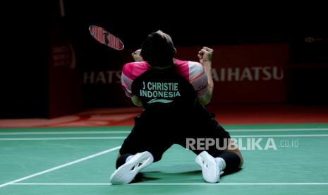 Tunggal putra Indonesia Jonatan Christie melakukan selebrasi usai berhasil menang melawan tunggal putra Cina Shi Yu Qi pada babak semifinal turnamen Daihatsu Indonesia Masters 2023 di Istora Gelora Bung Karno, Senayan, Jakarta, Sabtu (28/1/2023). Jojo berhasil melaju ke babak final usai mengalahkan tunggal putra Cina dengan skor 21-13, 15-21, dan 21-19.