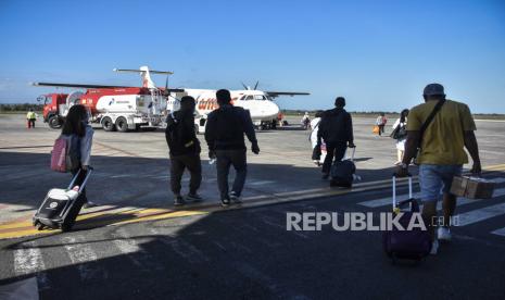 Sejumlah calon penumpang berjalan menuju pesawat di Bandara Internasional Lombok (BIL) di Praya, Lombok Tengah, NTB