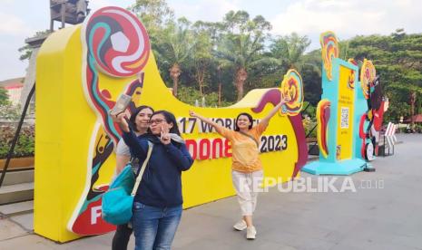 Potret warga antusias berfoto di depan both piala dunia U17 di kawasan stadion Manahan Solo, Rabu (8/11/2023). 