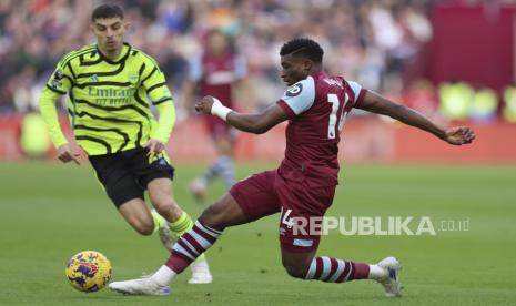 Pemain West Ham Mohammed Kudus berebut bola dengan pemain Arsenal dalam pertandingan Liga Primer Inggris. 