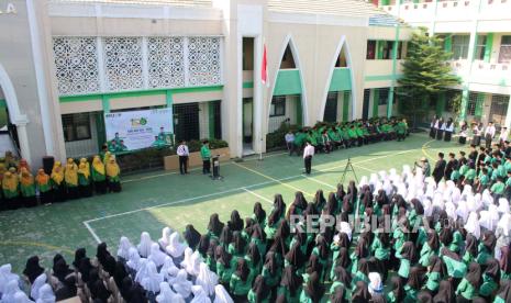 Upacara peringatan Milad ke-106 tahun PUI di Pesantren Darul Ulum Majalengka, Kamis (21/12/2023).