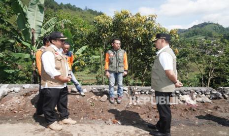 Penjabat (Pj) Wali Kota Batu Aries Agung Paewai (kanan).