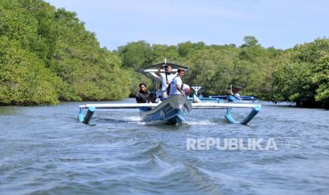 Sejumlah warga menyusuri kawasan hutan mangove di wilayah Kedonganan, Badung, Bali, Jumat (18/6). Presiden Joko Widodo (Jokowi) meninjau hutan mangrove di Kabupaten Badung, Bali pada Jumat (8/10) yang merupakan tempat percontohan rehabilitasi ekosistem hutan mangrove di Indonesia. 