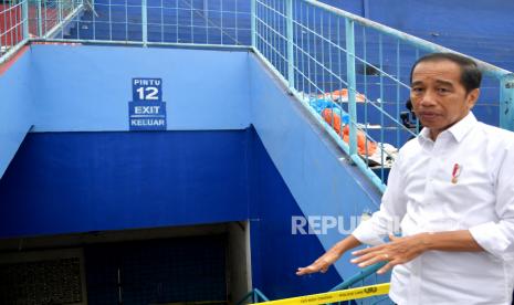 Presiden Joko Widodo (Jokowi) mengunjungi Stadion Kanjuruhan, Kepanjen, Kabupaten Malang, Jawa Timur, Rabu (5/10/2022). 