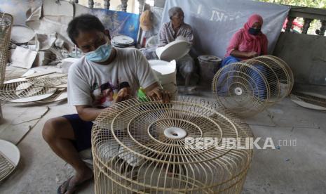 Pekerja menyelesaikan pembuatan sangkar burung berbahan bambu di Mojosongo, Solo, Jawa Tengah.