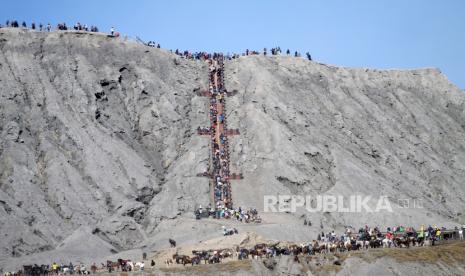 Wisatawan mendaki ke kawah Gunung Bromo di Probolinggo, Jawa Timur.