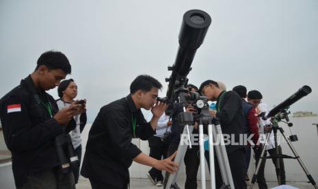 Pengamatan hilal awal Ramadhan 1445 H yang digelar Fakultas Syariah dan Ruhul Islam Universitas Islam Bandung (Unisba), di Observatorium Albiruni Fakultas Syariah Unisba, Kota Bandung, Ahad (10/3/2024). Peralatan yang digunakan terdiri dari teropong digital compoterize dan teropong manual. Hasil dari pengamatan ini akan dilaporkan kepada Kementerian Agama Republik Indonesia sebagai bahan itsbat awal Ramadhan 1445 H.