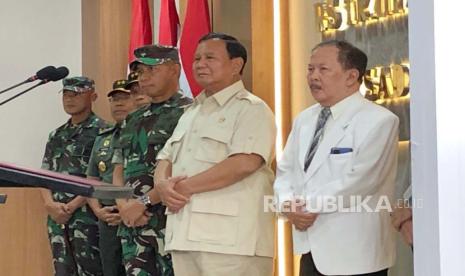 Menteri Pertahanan (Menhan) Prabowo Subianto meresmikan Rumah Sakit Tingkat III Salak dr Sadjiman Bogor, Jawa Barat didampingi Kepala Staf Angkatan Darat (KSAD) Jenderal Agus Subiyanto, Rabu (1/11/2023).