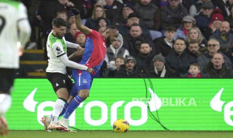 Pemain Crystal Palace Jordan Ayew (kanan) saat berlaga melawan Liverpool di Liga Primer Inggris.