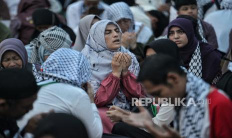 Massa menggelar aksi solidaritas Doa Untuk Gaza di kawasan Monumen Nasional (Monas), Jakarta, Ahad (7/4/2024). Dalam aksinya mereka menggelar doa bersama untuk kebebasan Palestina dari jajahan Israel, mengutuk keras pembunuhan massal yang dilakukan Israel dalam konflik di Palestina, serta menyerukan seluruh umat muslim untuk memboikot semua produk yang terafiliasi dengan Israel sebagai bentuk kepedulian terhadap warga Palestina.