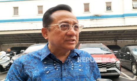 Mantan Ketua DPD Irman Gusman ketika diwawancarai wartawan usai mengikuti proses mediasi di Kantor Bawaslu RI, Jakarta Pusat, Jumat (10/11/2023). Irman bersengketa dengan KPU RI karena dirinya dibatalkan sebagai calon anggota DPD Pemilu 2024.   