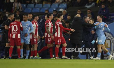 Pemain Manchester City Jack Grealish, kanan, berdebat dengan pemain Atletico Madrid Angel Correa, kiri, selama pertandingan leg pertama perempat final Liga Champions antara Manchester City dan Atletico Madrid di Stadion Etihad, di Manchester, Selasa, 5 April 2022.