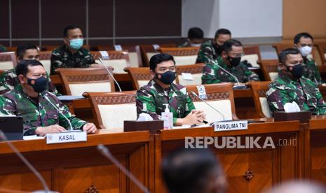 Panglima TNI Marsekal TNI Hadi Tjahjanto (tengah) didampingi KSAL Laksamana TNI Yudo Margono (kiri) dan Kabais TNI Letjen TNI Joni Supriyanto (kanan) mengikuti rapat kerja dengan Komisi I DPR di Kompleks Parlemen, Senayan, Jakarta, Kamis (6/5/2021). Rapat tersebut membahas peristiwa KRI Nanggala 402, kondisi alutsista TNI AL dan rencana modernisasi alutsista TNI AL khususnya kapal selam. 