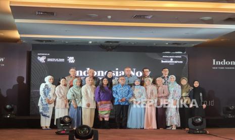 Menteri Perdagangan Zulkifli Hasan bersama tujuh brand Indonesia yang akan tampil di New York Fashion Week (NYFW). Selasa (31/1/2023) di aula Kementerian Perdagangan, Jakarta Pusat.