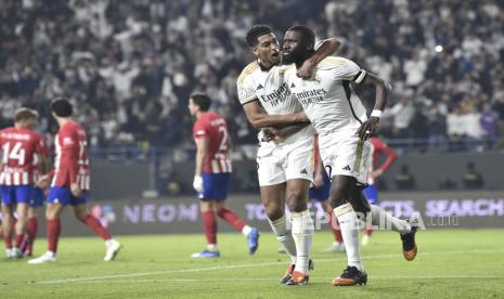 Pemain Real Madrid Antonio Rudiger (kanan) merayakan golnya ke gawang Atletico Madrid di semifinal Piala Super Spanyol. 