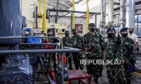 Kepala Staf Angkatan Udara Marsekal TNI Fadjar Prasetyo (tengah) meninjau Pabrik Zat Asam (Pazam) 731 di Kompleks Lanud Husein Sastranegara, Kota Bandung, Senin (26/7). TNI AU mengoperasikan Pabrik Zat Asam (Pazam) 731 di bawah Komando Pemeliharaan Materiil (Koharmat) Angkatan Udara. Pazam 731 tersebut mampu melakukan pengisian 60 hingga 70 tabung oksigen per hari untuk membantu memenuhi kebutuhan tabung oksigen di rumah sakit dalam penanganan Covid-19 di wilayah Bandung Raya. Foto: Republika/Abdan Syakura