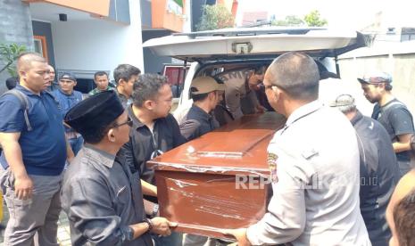 Jenazah almarhum Farid Ahmad korban kecelakaan pesawat jatuh tiba di rumah duka di Kompleks Grand Villa Cihanjuang, Kabupaten Bandung Barat, Senin (20/5/2024) sekitar pukul 12.30 WIB disambut histeris oleh istri, keluarga dan keluarga korban. 