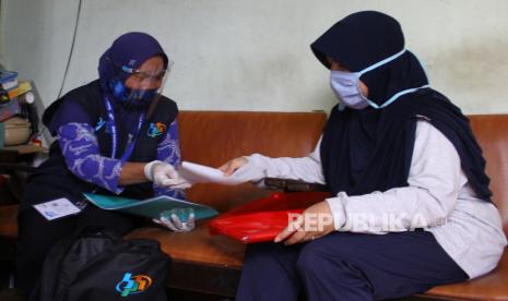 Petugas Badan Pusat Statistik (BPS) melakukan pendataan dengan mengenakan pelindung wajah (face shield) dan masker saat melaksanakan Sensus Penduduk 2020 