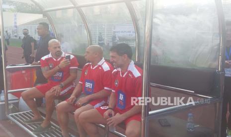  Legenda sepak bola dunia, Sebastian Veron, Roberto Carlos, dan Karagkounis (kiri ke kanan) duduk di Stadion Madya, Jakarta, Kamis (1/6/2023).