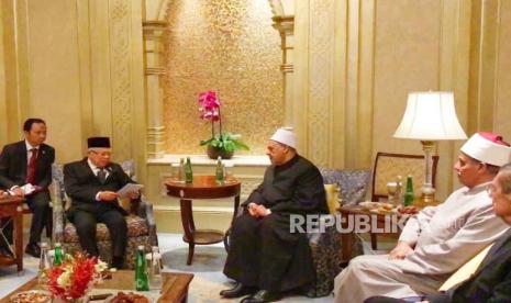 Wapres RI, Maruf Amin saat pertemuan dengan Grand Syeikh Al-Azhar, Prof Dr Ahmad Muhammad Ath-Thayeb di Abu Dhabi, Senin (5/2/2024)