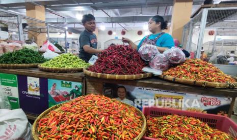 Sejumlah komoditas bahan pangan dan pokok yang dijual di pasar (ilustrasi) 