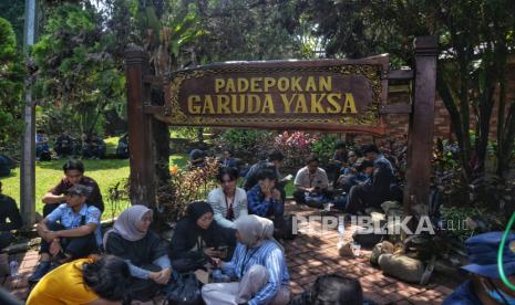 Para jurnalis menunggu di depan gerbang Padepokan Garuda Yaksa, Hambalang, Bogor, Jawa Barat, Rabu (16/10/2024).