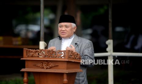 Mantan Ketua Umum PP Muhammadiyah Din Syamsuddin menyampaikan khutbah Idul Fitri 1444 H di halaman parkir Jakarta International Equestrian Park, Pulomas, Jakarta, Jumat (21/4/2023). Dalam khutbahnya Din menekankan pentingnya persatuan umat Islam di tengah perbedaan pelaksanaan Shalat Id, pandangan, maupun partai politik.