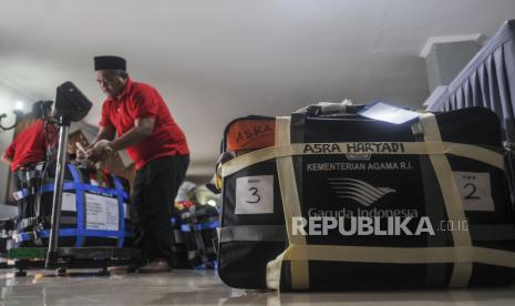 Petugas menimbang koper calon jamaah haji di Asrama Haji Pondok Gede, Jakarta, Rabu (8/6/2022). Panitia Penyelenggara Ibadah Haji (PPIH) mengimbau agar calon jamaah haji tidak membawa koper melebihi bobot 32 kilogram. Kemenag Minta Calon Jamaah Haji Patuhi Ketentuan Barang Bawaan